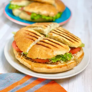agoulou ( steak haché ou morue ou jambon fromage ou poulet)